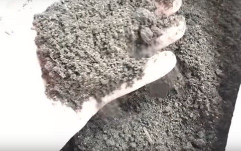 kompos dari kotoran kambing yang sudah dihancurkan